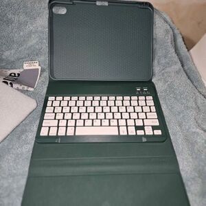 IPad holder with Detachable keyboard